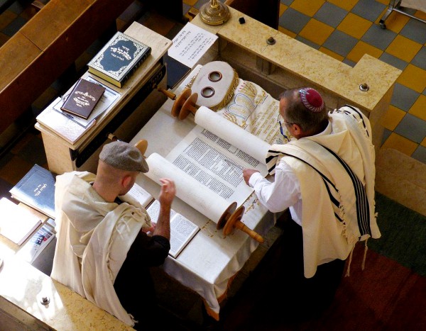 Reading-Torah-Bimah-synagogue