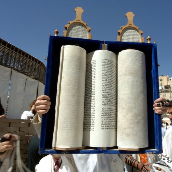 Lifting the Torah for all to see in Jerusalem