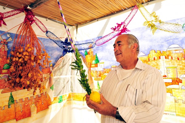 Shaking-Lulav-Etrog-Sukkot