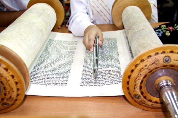 Reading Torah Yad