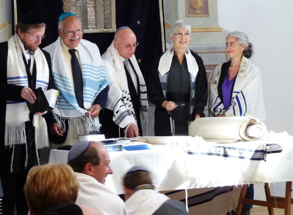 Reading the Torah during a Shabbat service