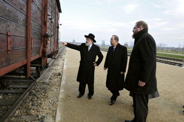 Auschwitz-Moon-Lau-Cywinski-trains