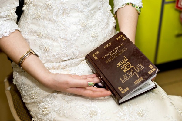 A Jewish bride prepares to read from the Psalms.