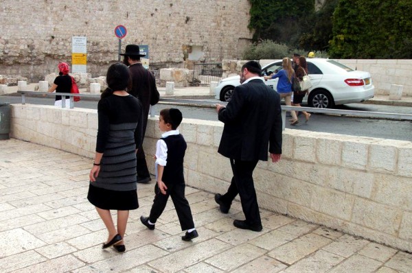 Jerusalem-pedestrians-Orthodox Jewish