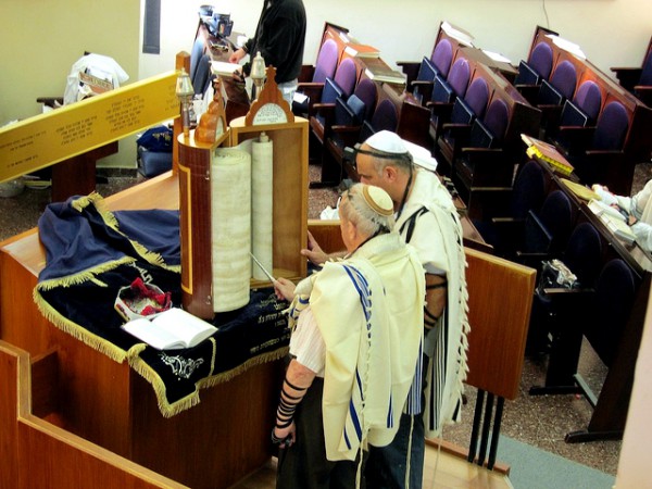 Reading the Torah in the synagogue