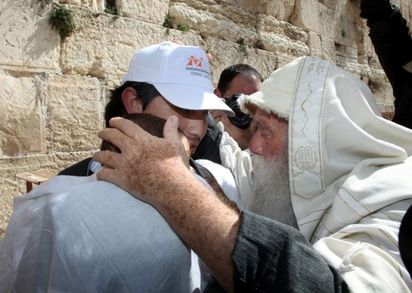 Wailing Wall-Kotel-imparting a blessing