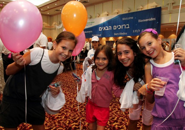 Aliyah-olim-immigrants-France-Israel-preteens-balloons