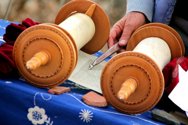 Sefer Torah-yad