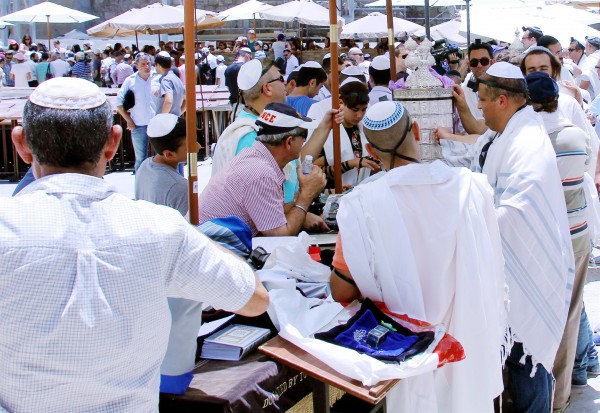 Kotel, Torah